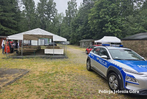 policjanci z harcerzami