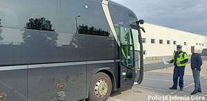 Policjant podczas kontroli autokaru