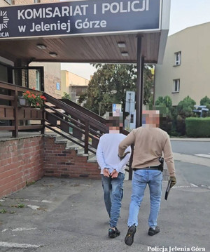 Policjant prowadzi zzatrzymanego