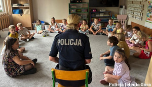 Policjantka z dziećmi