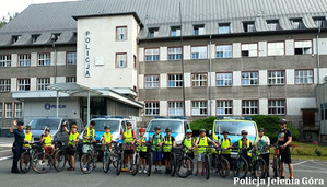 Dzieci przed siedzibą policji