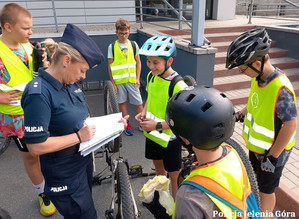 Policjantka znakuje rowery