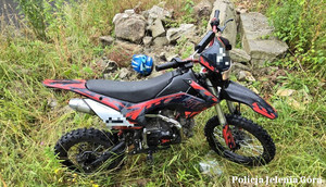 Motocyklista bez uprawnień i najprawdopodobniej pod wpływem środków nie zatrzymał się do kontroli
