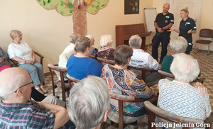 Policjanci na spotkaniu zz seniorami