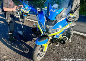 Nieodpowiedzialna jazda na hulajnodze elektrycznej po drodze krajowej – reakcja policjantów z jeleniogórskiej drogówki