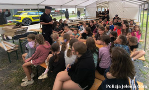 Dzielnicowy na spotkaniu z harcerzami