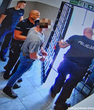 Mężczyzna zatrzymany przez jeleniogórskich policjantów -tymczasowo aresztowany między innymi za narkotyki, przemoc i kradzież z włamaniem