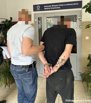 Policjant prowadzi zatrzymanego