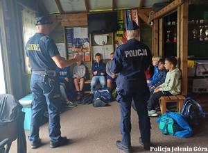 Rozmawiali z dziećmi o bezpieczeństwie w czasie wakacji – działania jeleniogórskiej policjantki i strażnika miejskiego