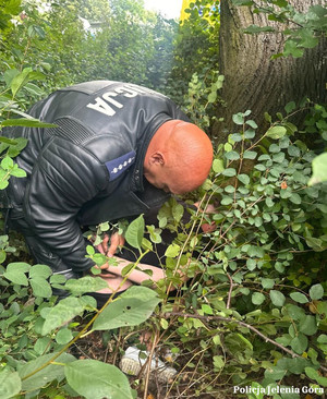 Policjant w trakcie czynności