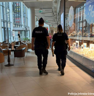 Bezpieczeństwo przede wszystkim. Działania prewencyjne policji na terenie galerii handlowej w Jeleniej Górze i w jej okolicach