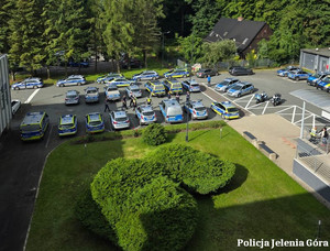 Policjanci przed wyruszeniem na trasę
