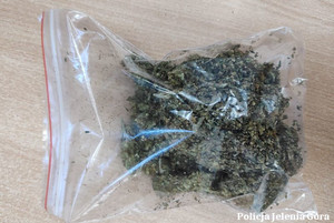 Kolejne narkotyki w mieszkaniu. Mężczyzna odpowie za ich posiadanie przed sądem