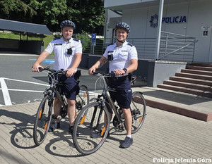 Policjanci w patrolu rowerowym