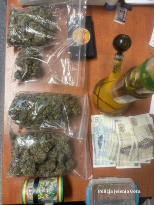 17-latek z narkotykami zatrzymany przez jeleniogórskich policjantów. Ponad 1250 porcji handlowych nie trafi na rynek