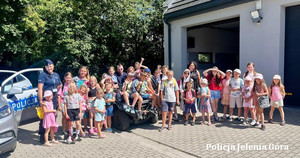 Dzieci z półkolonii zwiedziły Komisariat Policji w Kowarach