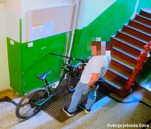 Policjanci odzyskali skradziony rower i zatrzymali mężczyznę podejrzanego o jego kradzież