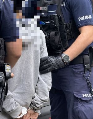 Policjanci z Karpacza zatrzymali 44-latka podejrzanego o uszkodzenie mienia oraz nielegalne posiadanie broni i amunicji