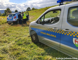Policjanci i strażnicy miejscy reagują na sygnały mieszkańców – działania prewencyjne w Cieplicach i Sobieszowie