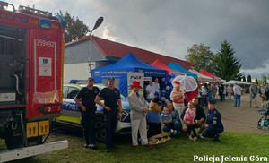 Policjanci na dożynkach