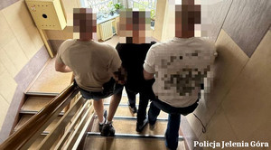 Policjanci z zatrzymanym
