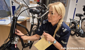 Policjantka znakuje rower