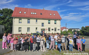 „Bezpieczna droga do szkoły” – dzielnicowi z Karpacza edukują uczniów