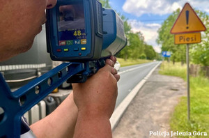 policjant podczas pracy z radarem