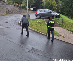 Policjanci ze Szklarskiej Poręby zatrzymali dwóch mężczyzn podejrzanych o usiłowanie włamania i posiadanie narkotyków