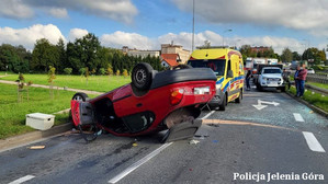 Groźnie wyglądające zdarzenie drogowe w Jeleniej Górze. Policja apeluje o szczególną ostrożność w związku z nadejściem jesieni