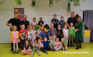 Policjanci z Karpacza z wizytą w przedszkolu – edukacja o bezpieczeństwie od najmłodszych lat