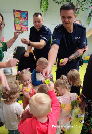 policjanci z dziećmi
