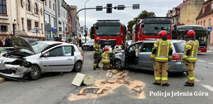 Ostrożnie na drodze – zderzenie 2 pojazdów osobowych w centrum miasta