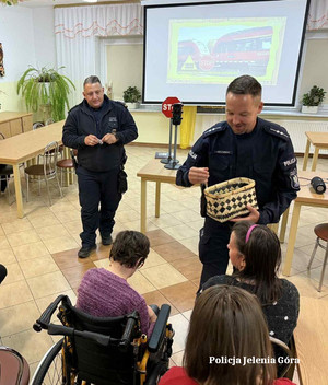 Policjanci odwiedzili podopiecznych Dom Pomocy Społecznej w Szklarskiej Porębie – wspólne działania na rzecz bezpieczeństwa i integracji