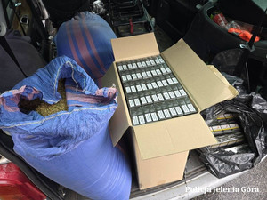 Tytoń i papierosy bez skarbowych znaków akcyzy zabezpieczyli policjanci , jednocześnie zatrzymując ich właściciela