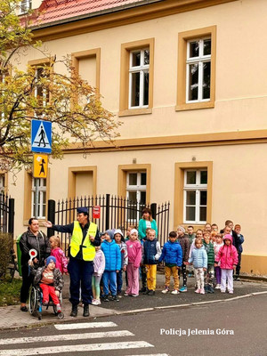 policjantka z dziećmi
