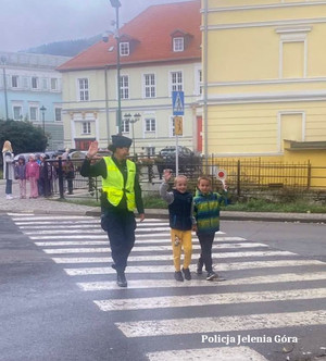 policjantka z dziećmi