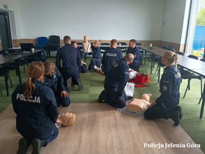 policjanci szkolą się z pierwszej pomocy