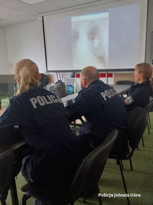 policjanci szkolą się z pierwszej pomocy