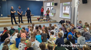 policjanci z dziećmi