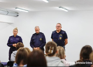 policjantka na spotkaniu