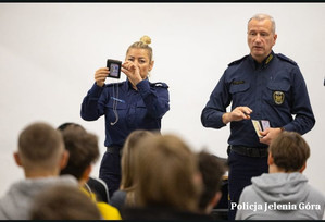 policjantka na spotkaniu