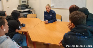 Policjantka rozmawia z młodzieżą
