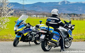 Policjant jeleniogórskiej drogówwki w patrolu motocyklowym
