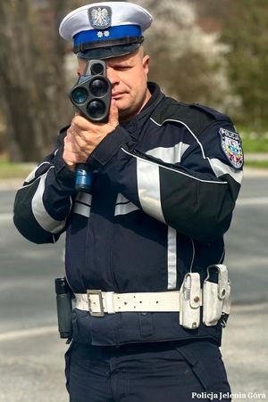 Policjant podczas pracy z radarem