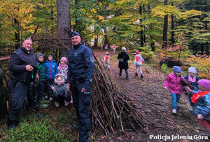 Służby mundurowe z dziećmi rozmawiały o bezpieczeństwie w ramach „Zabaw terenowych – Zgubek”
