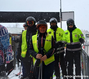 Policjanci ww patrolu narciarskim