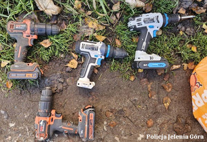 Mężczyzna podejrzany o kradzieże mienia oraz paser zatrzymani przez jeleniogórskich policjantów