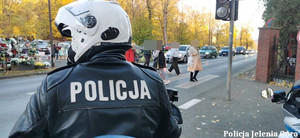 Policjant w okolicy  cmentarza