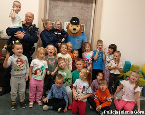 Jeleniogórscy policjanci uczą przedszkolaków bezpieczeństwa